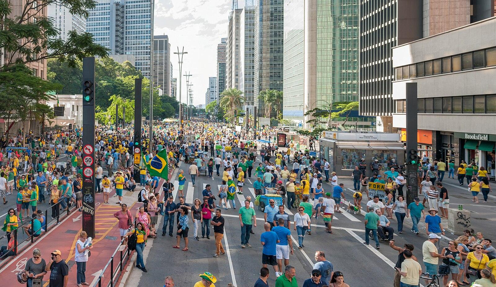 Demonstration supporting the carwash operation (lavajato) in São Paulo, Brazil 4 december 2016